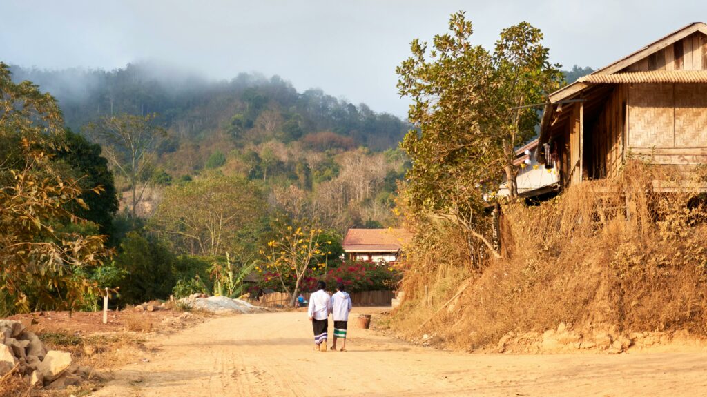 Peaceful Village Life – Kids Going to School in Laos et le côté obscur de la fast fashion