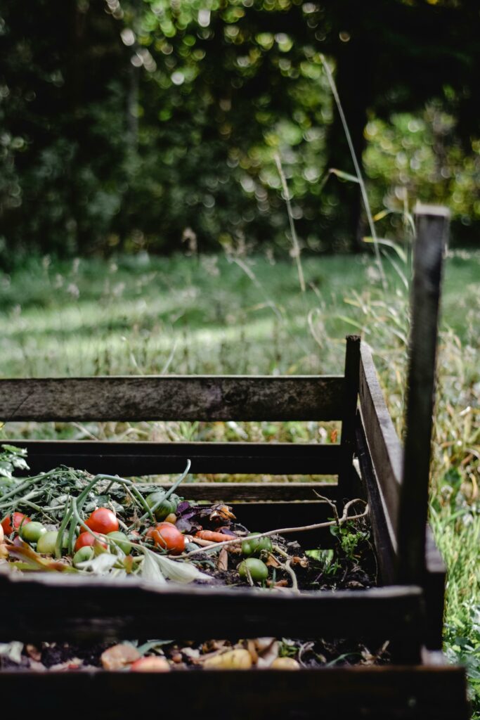 Wooden compost bin in an Estonian garden with organic waste and vegetables. Le tissu est-il biodégradable ?